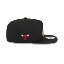 Gorra plana Bulls 9Fifty de New Era con bordados laterales y parche de anillo de campeones - lateral 3 Gorra plana Bulls 9Fifty de New Era con bordados laterales y parche de anillo de campeones - lateral 3
