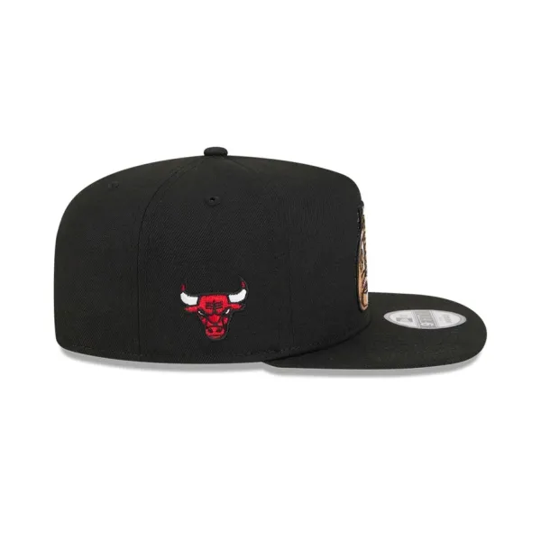 Gorra plana Bulls 9Fifty de New Era con bordados laterales y parche de anillo de campeones - lateral 3 Gorra plana Bulls 9Fifty de New Era con bordados laterales y parche de anillo de campeones - lateral 3