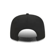 Gorra plana Bulls 9Fifty de New Era con bordados laterales y parche de anillo de campeones - posterior Gorra plana Bulls 9Fifty de New Era con bordados laterales y parche de anillo de campeones - posterior