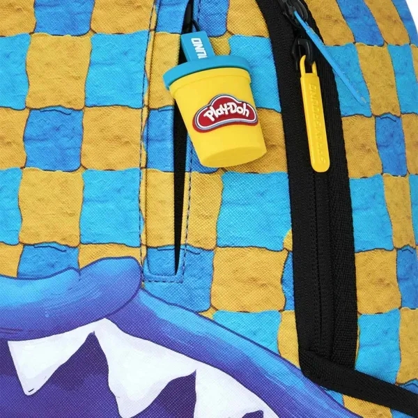 Mochila MINI Sprayground Play-Doh M9568 con cuadros azules y amarillos y boca de tiburón - detalle