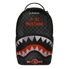 Mochila Sprayground Boeing P-51 Mustang B9647 con cuadros negros y grises y boca de tiburón - frontal