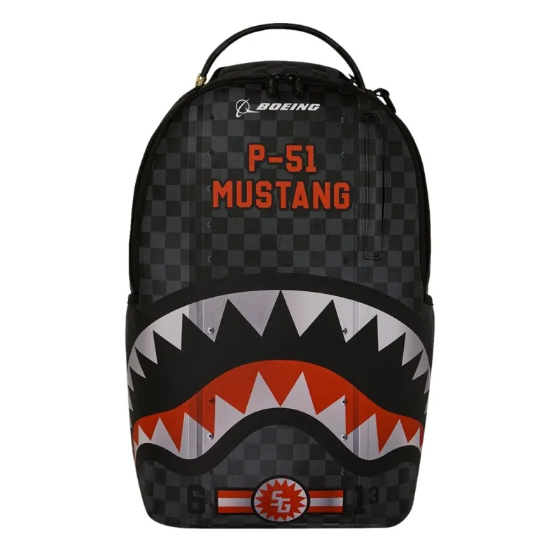 Mochila Sprayground Boeing P-51 Mustang B9647 con cuadros negros y grises y boca de tiburón - frontal