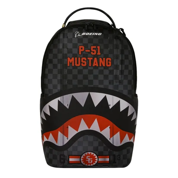 Mochila Sprayground Boeing P-51 Mustang B9647 con cuadros negros y grises y boca de tiburón - frontal Mochila Sprayground Boeing P-51 Mustang B9647 con cuadros negros y grises y boca de tiburón - frontal