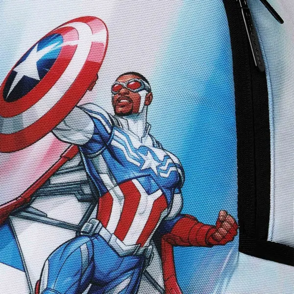 Mochila Sprayground Marvel Capitán América Sam Wilson B9125 azul con alas desplegadas y escudo - detalle Mochila Sprayground Marvel Capitán América Sam Wilson B9125 azul con alas desplegadas y escudo - detalle