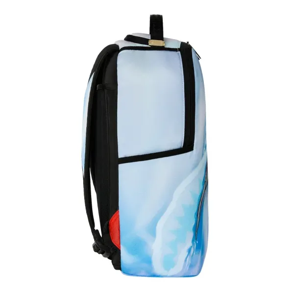 Mochila Sprayground Marvel Capitán América Sam Wilson B9125 azul con alas desplegadas y escudo - lado Mochila Sprayground Marvel Capitán América Sam Wilson B9125 azul con alas desplegadas y escudo - lado
