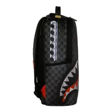 Mochila Sprayground Boeing P-51 Mustang B9647 con cuadros negros y grises y boca de tiburón - lateral Mochila Sprayground Boeing P-51 Mustang B9647 con cuadros negros y grises y boca de tiburón - lateral