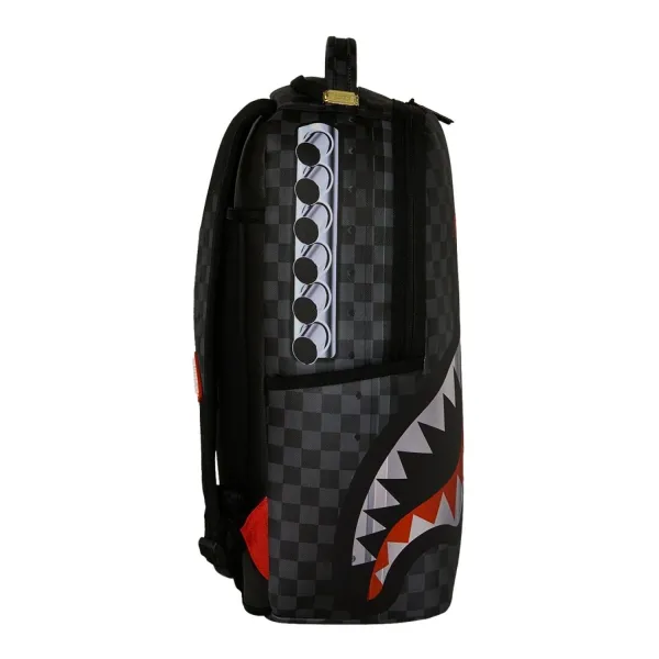 Mochila Sprayground Boeing P-51 Mustang B9647 con cuadros negros y grises y boca de tiburón - lateral Mochila Sprayground Boeing P-51 Mustang B9647 con cuadros negros y grises y boca de tiburón - lateral
