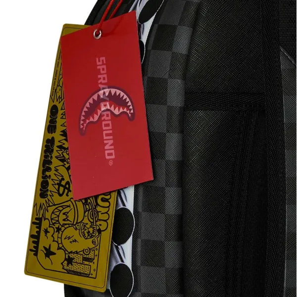 Mochila Sprayground Boeing P-51 Mustang B9647 con cuadros negros y grises y boca de tiburón - etiquetas Mochila Sprayground Boeing P-51 Mustang B9647 con cuadros negros y grises y boca de tiburón - etiquetas