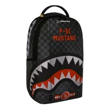 Mochila Sprayground Boeing P-51 Mustang B9647 con cuadros negros y grises y boca de tiburón - lateral Mochila Sprayground Boeing P-51 Mustang B9647 con cuadros negros y grises y boca de tiburón - lateral