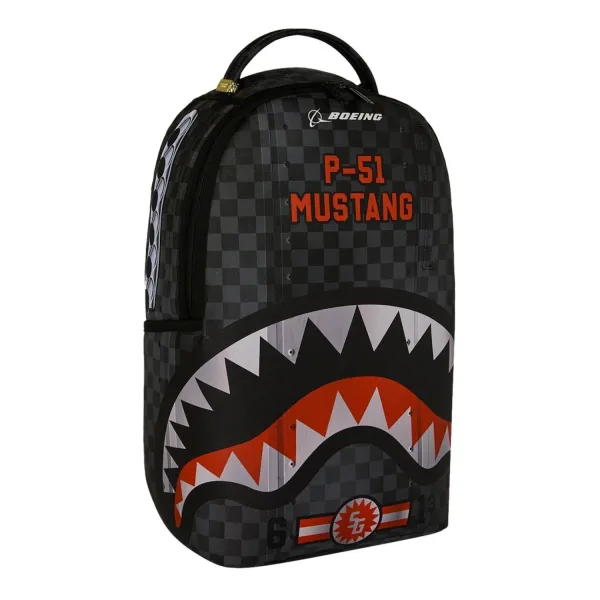Mochila Sprayground Boeing P-51 Mustang B9647 con cuadros negros y grises y boca de tiburón - lateral Mochila Sprayground Boeing P-51 Mustang B9647 con cuadros negros y grises y boca de tiburón - lateral
