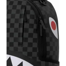 Mochila Sprayground Star Wars Mando y Grogu B9127 con cuadros negros y boca de tiburón - lado