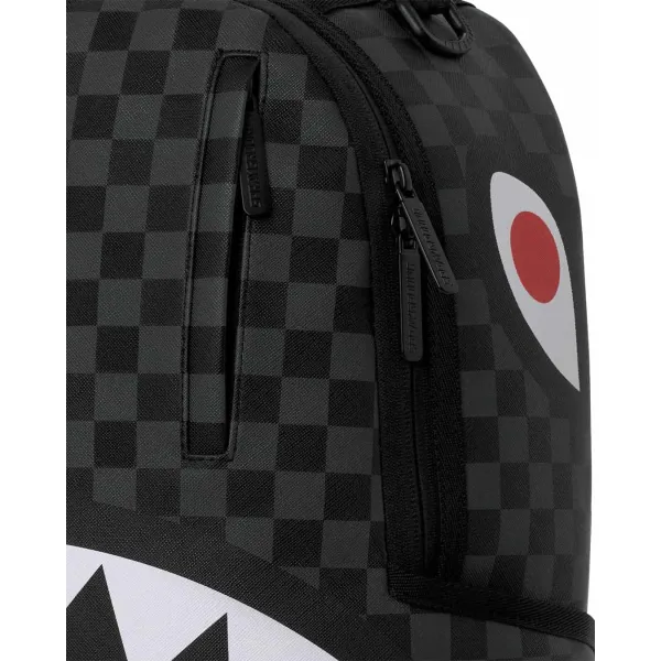 Mochila Sprayground Star Wars Mando y Grogu B9127 con cuadros negros y boca de tiburón - lado