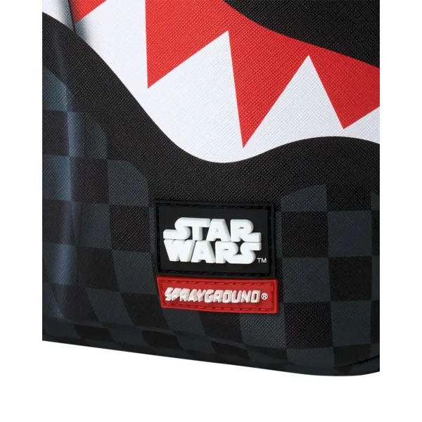 Mochila Sprayground Star Wars Mando y Grogu B9127 con cuadros negros y boca de tiburón - etiqueta