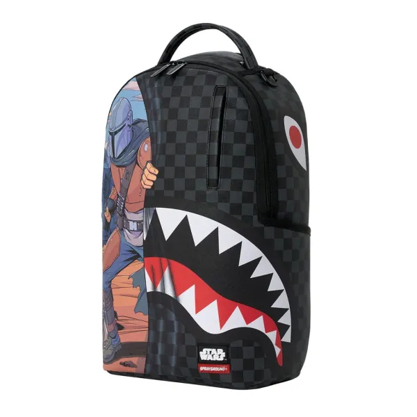 Mochila Sprayground Star Wars Mando y Grogu B9127 con cuadros negros y boca de tiburón - lado 2