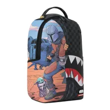 Mochila Sprayground Star Wars Mando y Grogu B9127 con cuadros negros y boca de tiburón - lateral