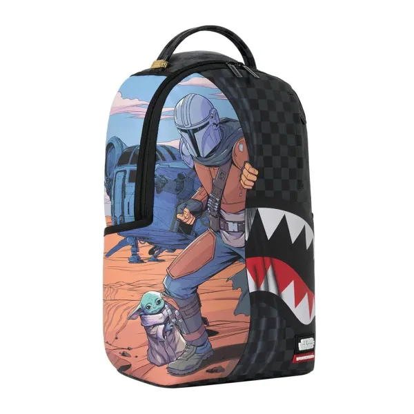 Mochila Sprayground Star Wars Mando y Grogu B9127 con cuadros negros y boca de tiburón - lateral