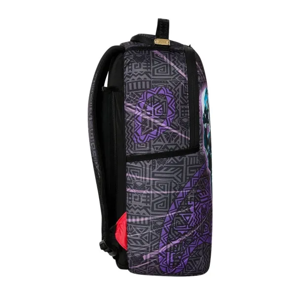 Mochila Sprayground Marvel Black Panther B9120 con Shuri y Okoye en negro y violeta - lado Mochila Sprayground Marvel Black Panther B9120 con Shuri y Okoye en negro y violeta - lado
