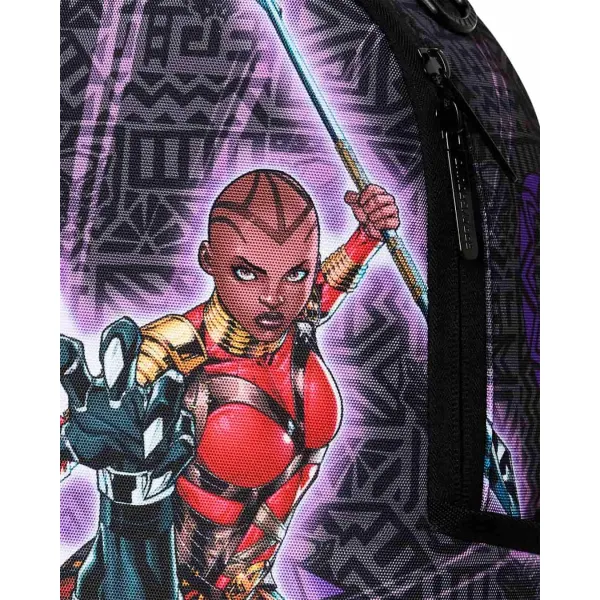 Mochila Sprayground Marvel Black Panther B9120 con Shuri y Okoye en negro y violeta - detalle Mochila Sprayground Marvel Black Panther B9120 con Shuri y Okoye en negro y violeta - detalle