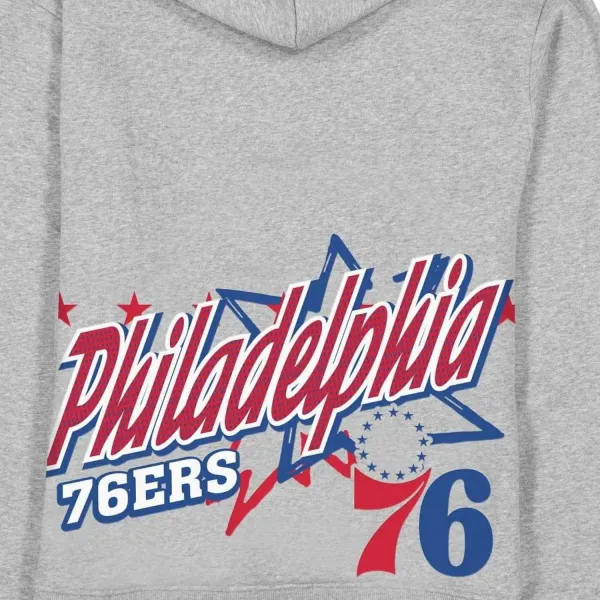Sudadera Sixers de New Era en color gris y gráficos de gran tamaño - detalle