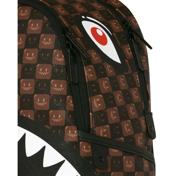 Mochila Sprayground Sharks in Paris Savage B9305 de cuadros marrones con boca de tiburón - cremallera Mochila Sprayground Sharks in Paris Savage B9305 de cuadros marrones con boca de tiburón - cremallera