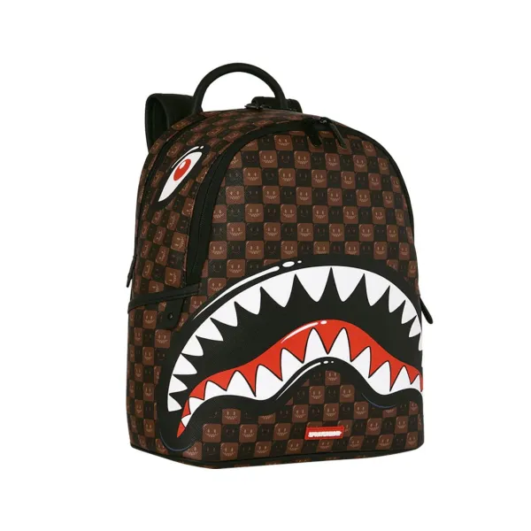 Mochila Sprayground Sharks in Paris Savage B9305 de cuadros marrones con boca de tiburón - lateral Mochila Sprayground Sharks in Paris Savage B9305 de cuadros marrones con boca de tiburón - lateral