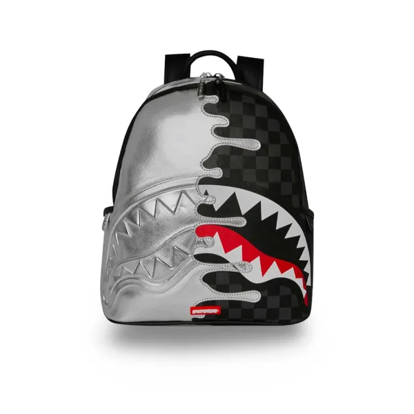 Mochila Sprayground Silver Side Drip Savage B8922 plateada y negra con boca de tiburón frontal