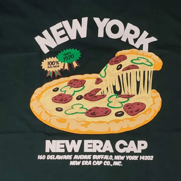 Camiseta New Era NY Food Graphic Pizza en verde - detalle Camiseta New Era NY Food Graphic Pizza en verde - detalle