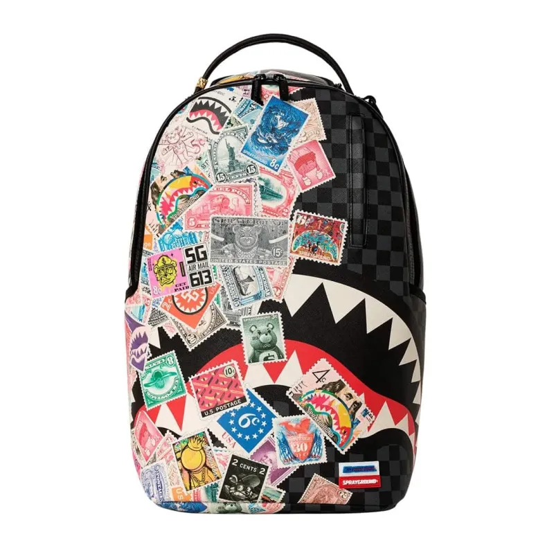 Mochila Sprayground USPS Half Stamps original con cuadros negros y grises y la clásica boca de tiburón - frontal