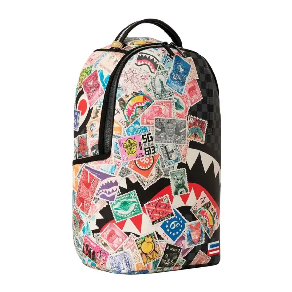 Mochila Sprayground USPS Half Stamps original con cuadros negros y grises y la clásica boca de tiburón - lateral Mochila Sprayground USPS Half Stamps original con cuadros negros y grises y la clásica boca de tiburón - lateral