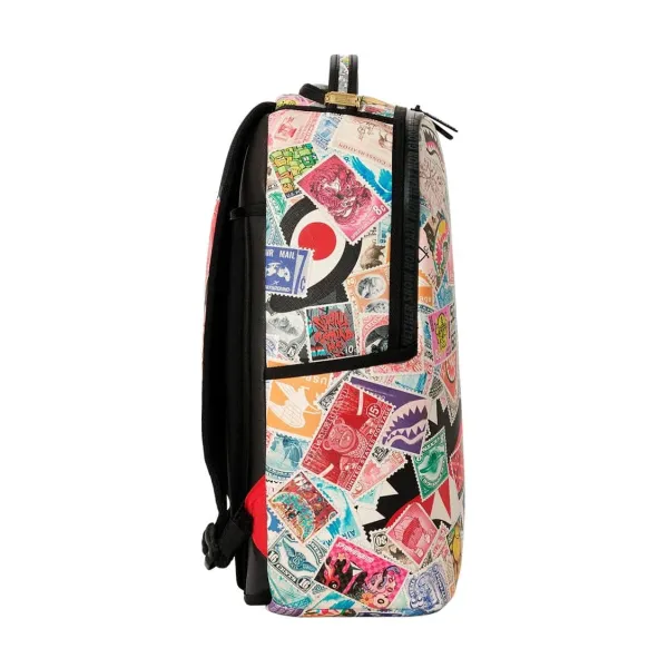 Mochila Sprayground USPS Half Stamps original con cuadros negros y grises y la clásica boca de tiburón - lado Mochila Sprayground USPS Half Stamps original con cuadros negros y grises y la clásica boca de tiburón - lado