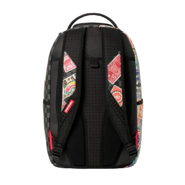 Mochila Sprayground USPS Half Stamps original con cuadros negros y grises y la clásica boca de tiburón - parte trasera Mochila Sprayground USPS Half Stamps original con cuadros negros y grises y la clásica boca de tiburón - parte trasera