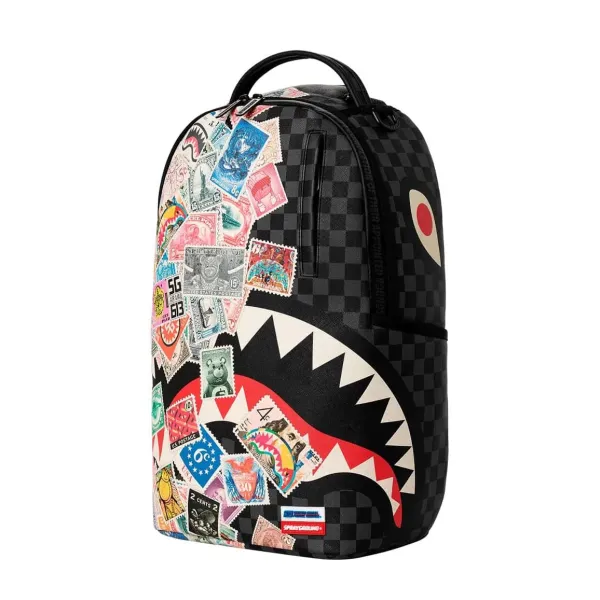 Mochila Sprayground USPS Half Stamps original con cuadros negros y grises y la clásica boca de tiburón - lateral 2 Mochila Sprayground USPS Half Stamps original con cuadros negros y grises y la clásica boca de tiburón - lateral 2