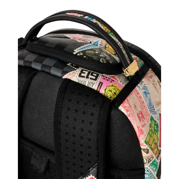 Mochila Sprayground USPS Half Stamps original con cuadros negros y grises y la clásica boca de tiburón - asa Mochila Sprayground USPS Half Stamps original con cuadros negros y grises y la clásica boca de tiburón - asa