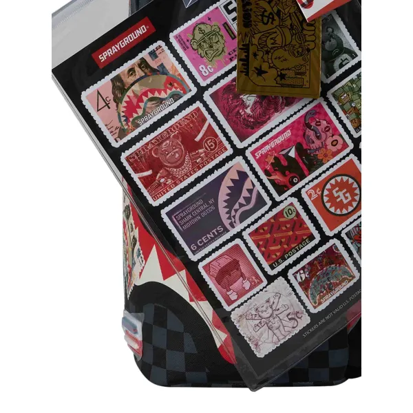 Mochila Sprayground USPS Half Stamps original con cuadros negros y grises y la clásica boca de tiburón - etiquetas Mochila Sprayground USPS Half Stamps original con cuadros negros y grises y la clásica boca de tiburón - etiquetas