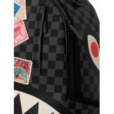 Mochila Sprayground USPS Half Stamps original con cuadros negros y grises y la clásica boca de tiburón - detalle Mochila Sprayground USPS Half Stamps original con cuadros negros y grises y la clásica boca de tiburón - detalle