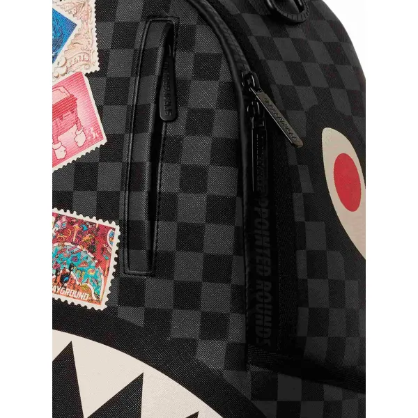Mochila Sprayground USPS Half Stamps original con cuadros negros y grises y la clásica boca de tiburón - detalle Mochila Sprayground USPS Half Stamps original con cuadros negros y grises y la clásica boca de tiburón - detalle