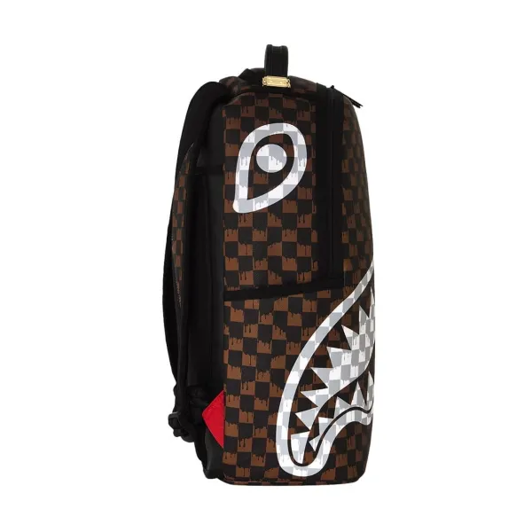 Sprayground Brown Cream Drip Check de cuadros marrones y negros, efecto goteo y boca de tiburón en blanco y gris - lado