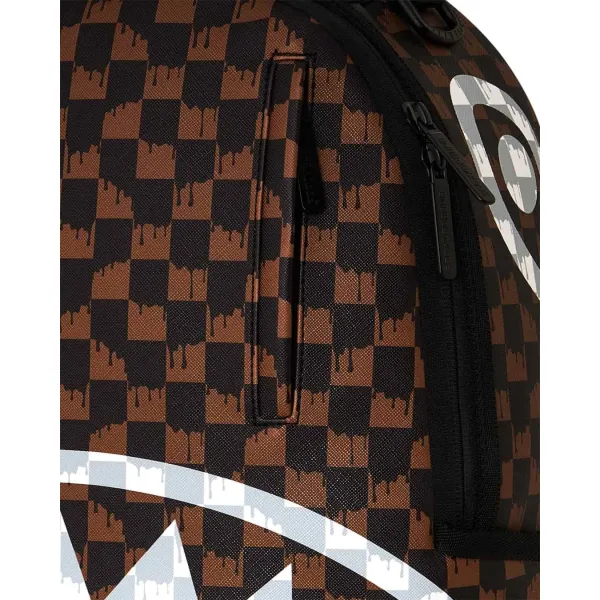 Sprayground Brown Cream Drip Check de cuadros marrones y negros, efecto goteo y boca de tiburón en blanco y gris - detalle