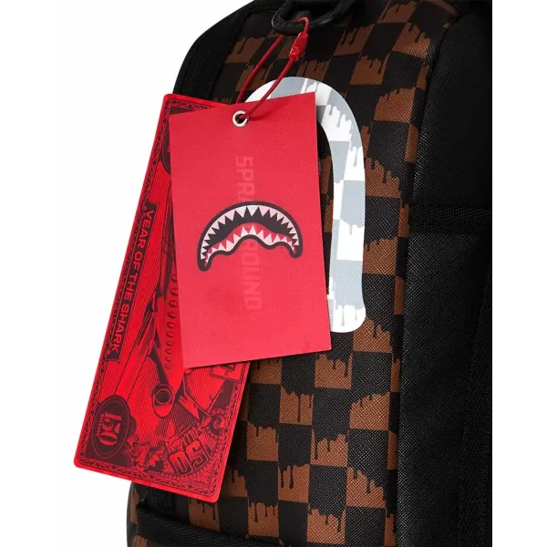 Sprayground Brown Cream Drip Check de cuadros marrones y negros, efecto goteo y boca de tiburón en blanco y gris - etiquetas