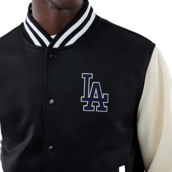Chaqueta Bomber de Dodgers en negro con mangas blancas y cuello, puños y bajo en canalé - detalle Chaqueta Bomber de Dodgers en negro con mangas blancas y cuello, puños y bajo en canalé - detalle