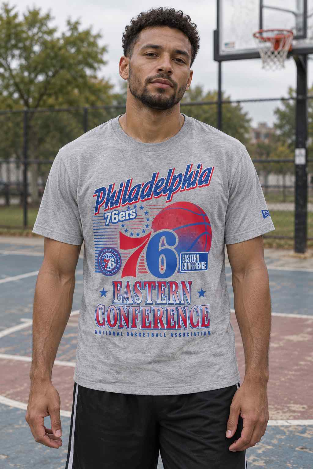 modelo con camiseta new era de los sixers gris - FUIKAOMAR