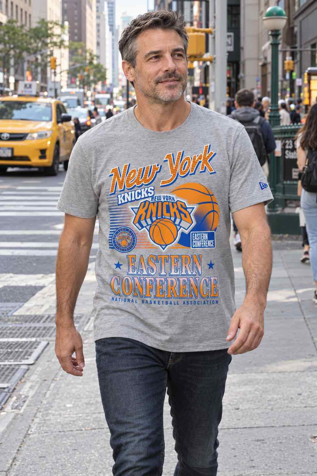 modelo con camiseta de los Knicks gris de new era