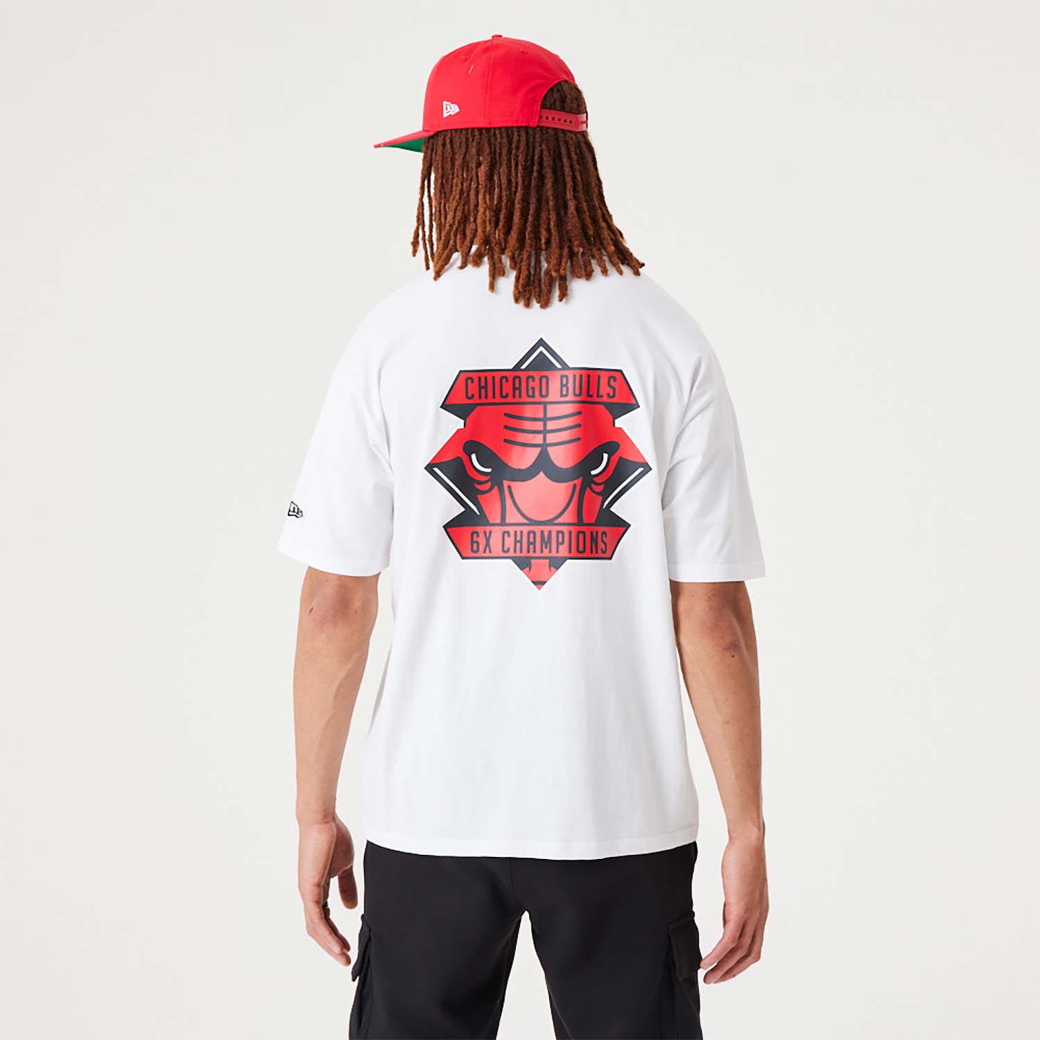 Camiseta "NBA Championship Bulls Back Print Logo" New Era , Oversized en Blanco - details 2