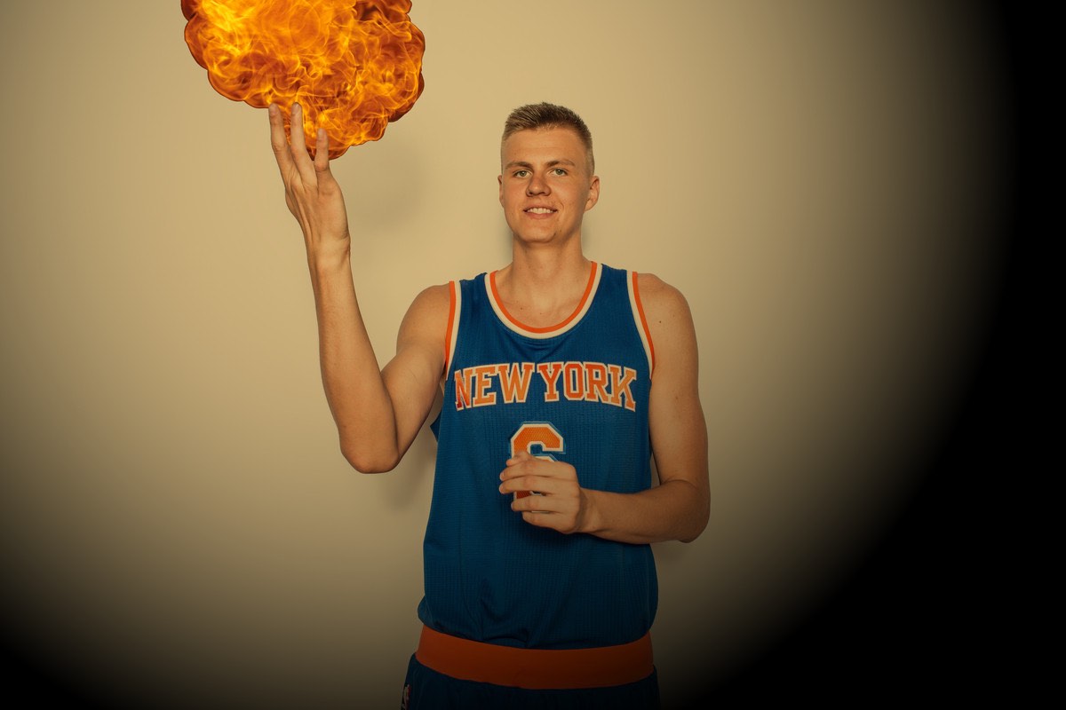 kristaps-porzingis-hands-manos.jpg